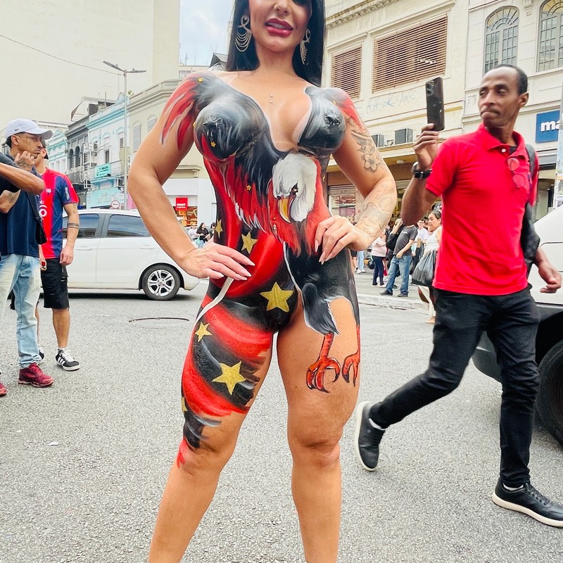 Musa do Flamengo, Daiane Alves comemora classificação na Libertadores com o corpo pintado na 25 de Março