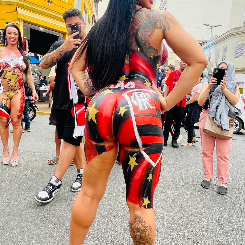 Musa do Flamengo, Daiane Alves comemora classificação na Libertadores com o corpo pintado na 25 de Março