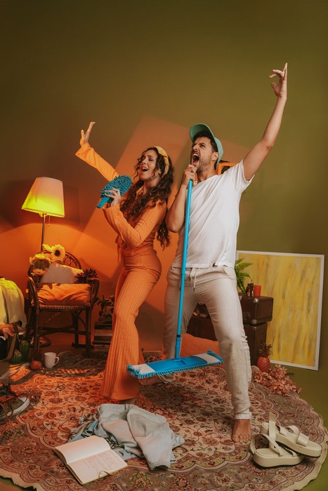 "Loiça por Lavar": a nova canção do duo português adois que todos os casais vão querer ouvir