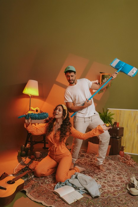 "Loiça por Lavar": a nova canção do duo português adois que todos os casais vão querer ouvir