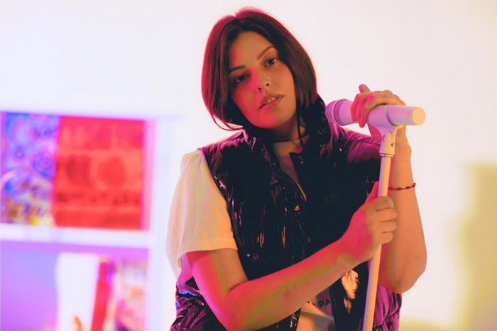 Julia Smith e Guilherme Song exploram relacionamentos digitais em nova colaboração