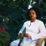 Janine Mathias canta à Bahia de Rodrigo Campos e Rômulo Fróes no clipe “A Bahia Virá” com filme de Oruê Brasileiro