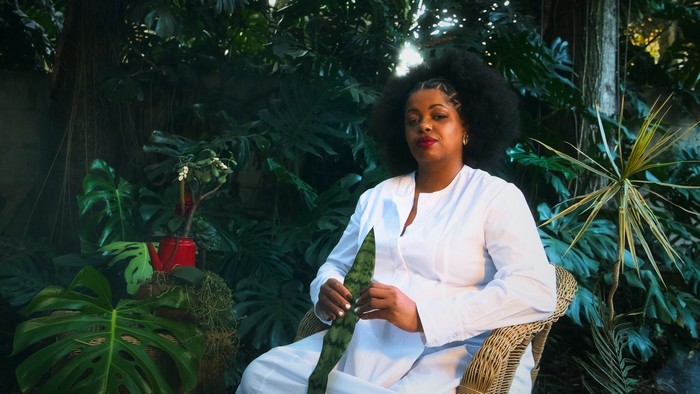 Janine Mathias canta à Bahia de Rodrigo Campos e Rômulo Fróes no clipe “A Bahia Virá” com filme de Oruê Brasileiro