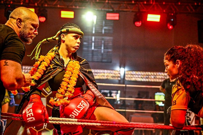 Musa do Brasileirão vira lutadora de Muay Thai e surpreende com garra no ringue