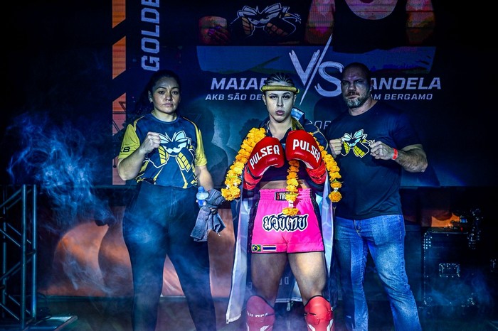 Musa do Brasileirão vira lutadora de Muay Thai e surpreende com garra no ringue