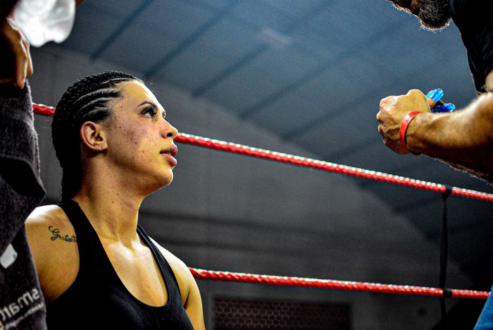 Musa do Brasileirão vira lutadora de Muay Thai e surpreende com garra no ringue