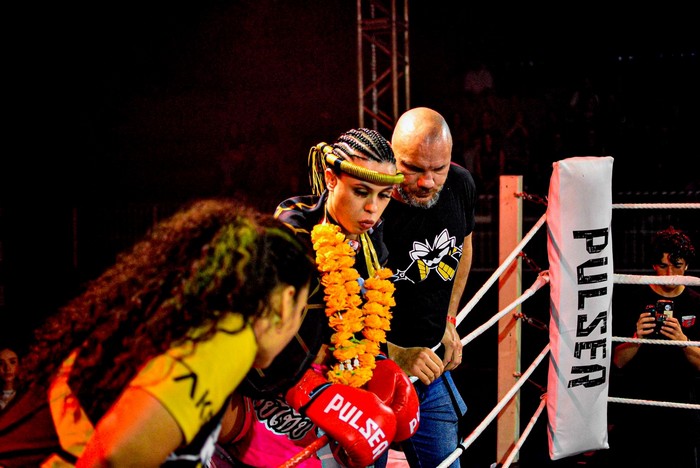 Musa do Brasileirão vira lutadora de Muay Thai e surpreende com garra no ringue