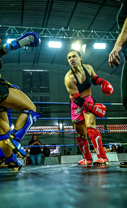 Musa do Brasileirão vira lutadora de Muay Thai e surpreende com garra no ringue
