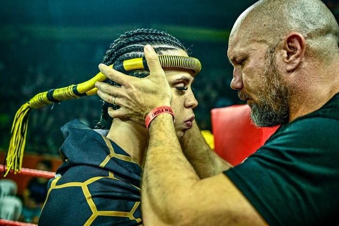 Musa do Brasileirão vira lutadora de Muay Thai e surpreende com garra no ringue