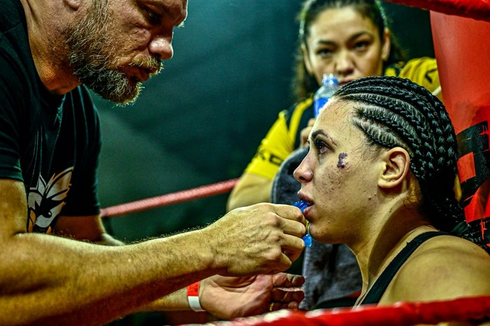 Musa do Brasileirão vira lutadora de Muay Thai e surpreende com garra no ringue