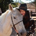 Nanda Retes celebra tradições rurais com novo single “Peão de Rodeio”