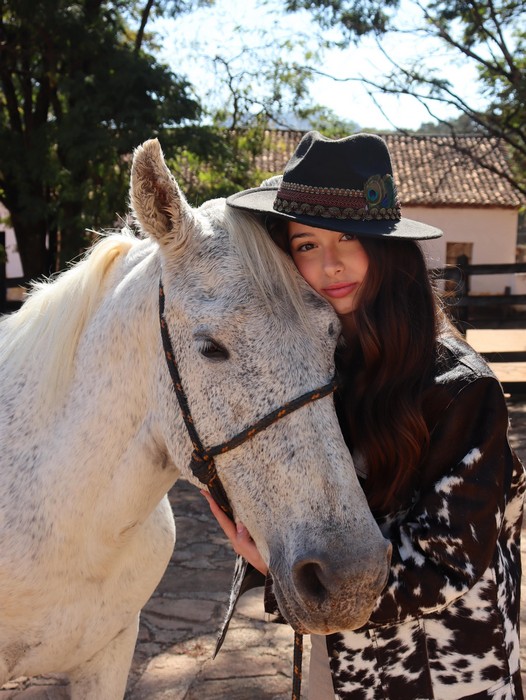 Nanda Retes celebra tradições rurais com novo single “Peão de Rodeio”
