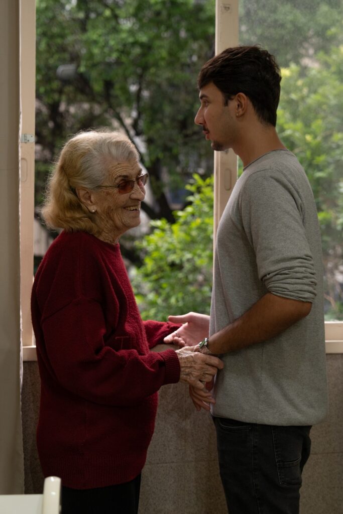 Relvas homenageia avós em novo single "Tua Voz" e fala sobre saudade, ligação e despedidas