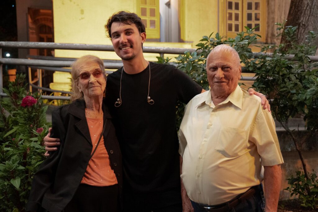 Relvas homenageia avós em novo single "Tua Voz" e fala sobre saudade, ligação e despedidas