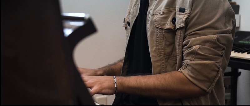 Relvas apresenta o intimista clipe de "Tua Voz", single lançado em homenagem aos avós