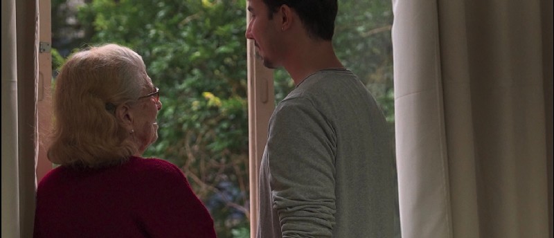 Relvas apresenta o intimista clipe de "Tua Voz", single lançado em homenagem aos avós