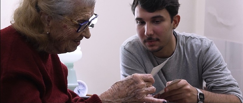 Relvas apresenta o intimista clipe de "Tua Voz", single lançado em homenagem aos avós