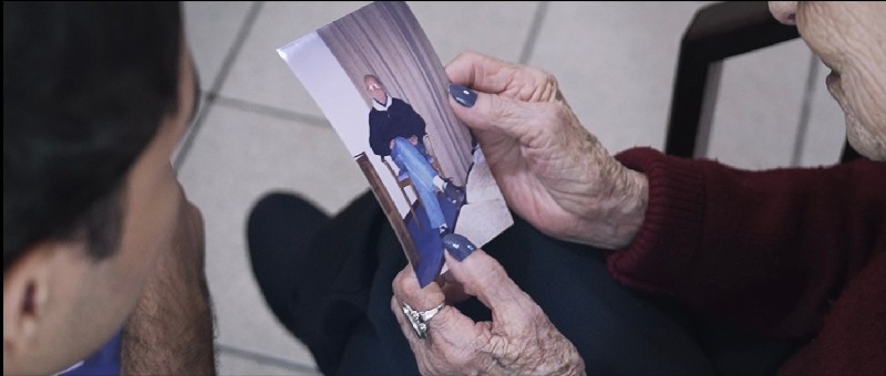 Relvas apresenta o intimista clipe de "Tua Voz", single lançado em homenagem aos avós