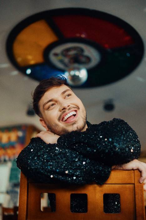 Vini estreia o novo single "Pista de Dança", última música antes do lançamento do futuro álbum