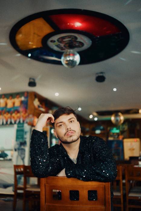 Vini estreia o novo single "Pista de Dança", última música antes do lançamento do futuro álbum