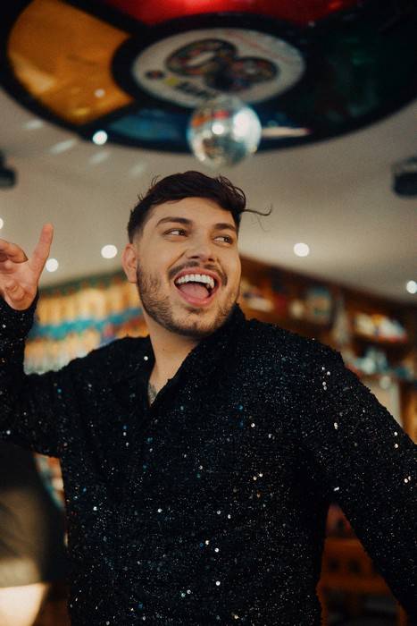 Vini estreia o novo single "Pista de Dança", última música antes do lançamento do futuro álbum