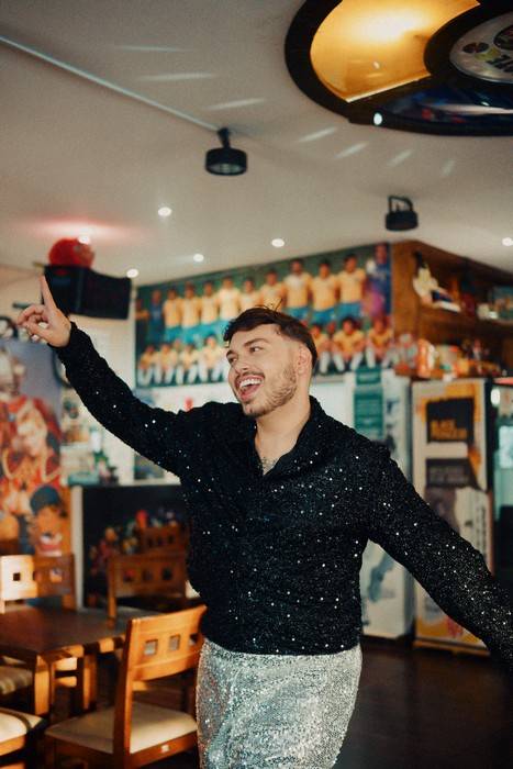 Vini estreia o novo single "Pista de Dança", última música antes do lançamento do futuro álbum