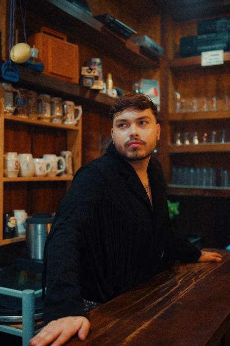 Vini estreia o novo single "Pista de Dança", última música antes do lançamento do futuro álbum