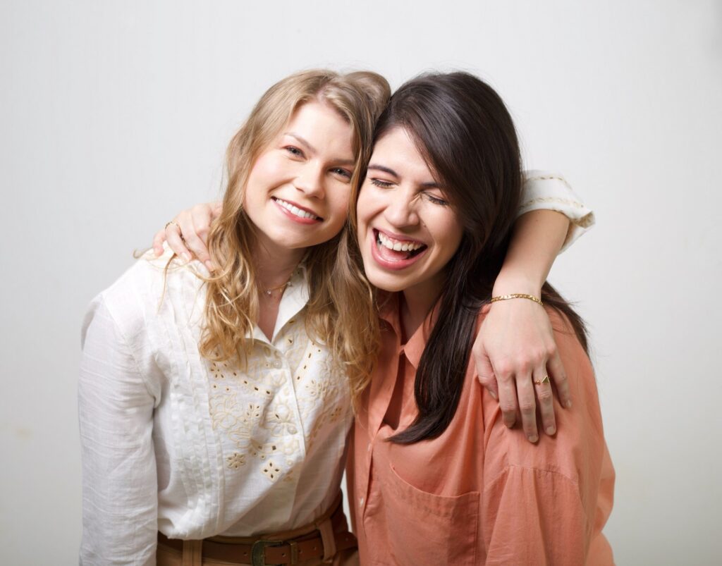 Vicka e Marina Aquino se unem no sensível single "Acordar Com Você"