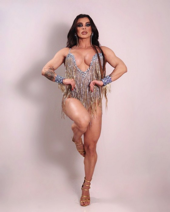 Vivian Cristinelle, a musa mais sarada do Carnaval, retorna à Acadêmicos do Tatuapé e planeja desfilar só com 8% de gordura