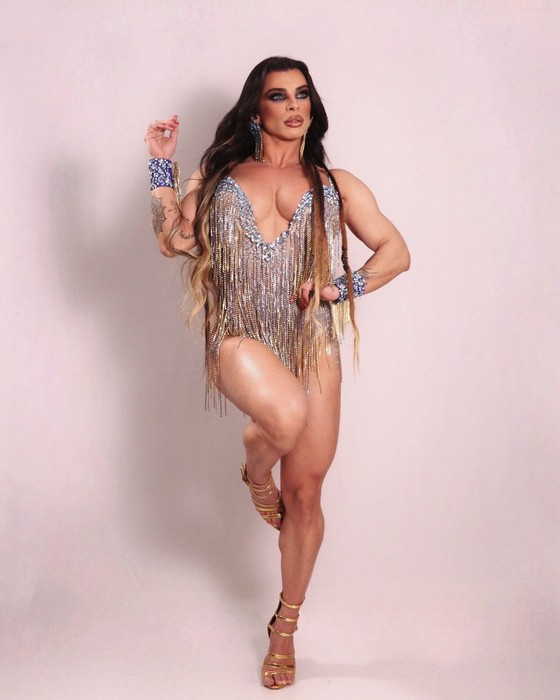 Vivian Cristinelle, a musa mais sarada do Carnaval, retorna à Acadêmicos do Tatuapé e planeja desfilar só com 8% de gordura