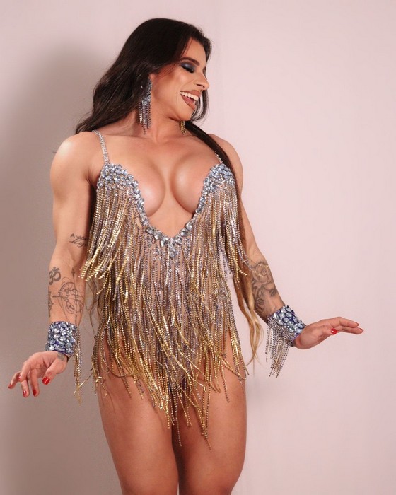 Vivian Cristinelle, a musa mais sarada do Carnaval, retorna à Acadêmicos do Tatuapé e planeja desfilar só com 8% de gordura