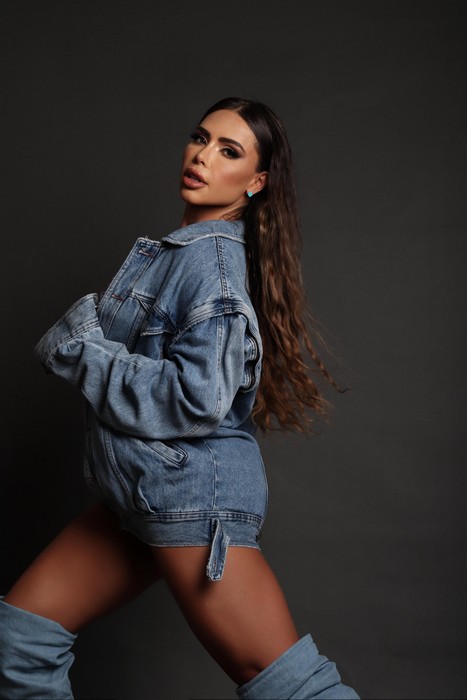 Ex-bailarina do Faustão, Alessandra Batista diz que se arrepende de ensaio nu e rejeita plataformas adultas