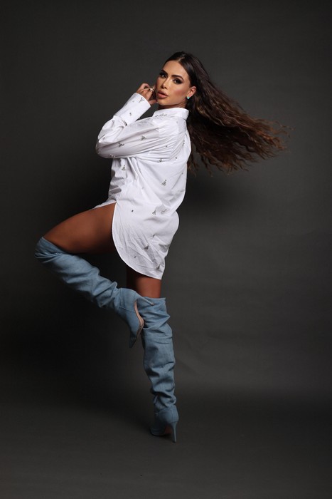 Ex-bailarina do Faustão, Alessandra Batista diz que se arrepende de ensaio nu e rejeita plataformas adultas