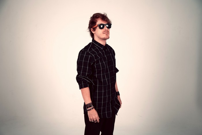 Dani Torres lança o álbum de estreia "Implosão"