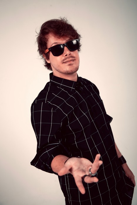 Dani Torres lança o álbum de estreia "Implosão"