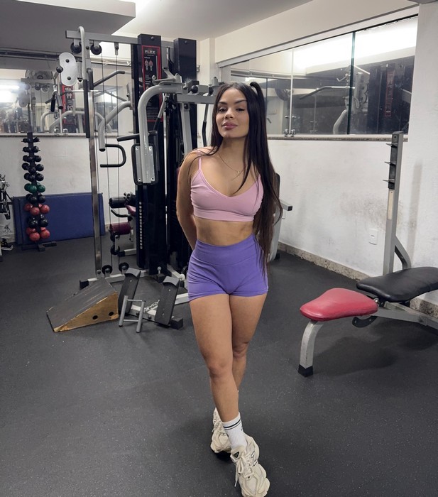 Musa fitness, Kéllyta Tharsys vende meias suadas por até R$ 5 mil