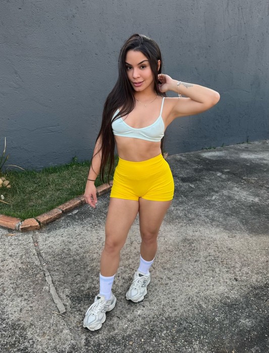 Musa fitness, Kéllyta Tharsys vende meias suadas por até R$ 5 mil