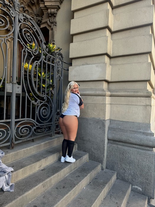 Participante do Miss Bumbum 2025 faz topless em frente a igreja e pede benção para vencer o concurso