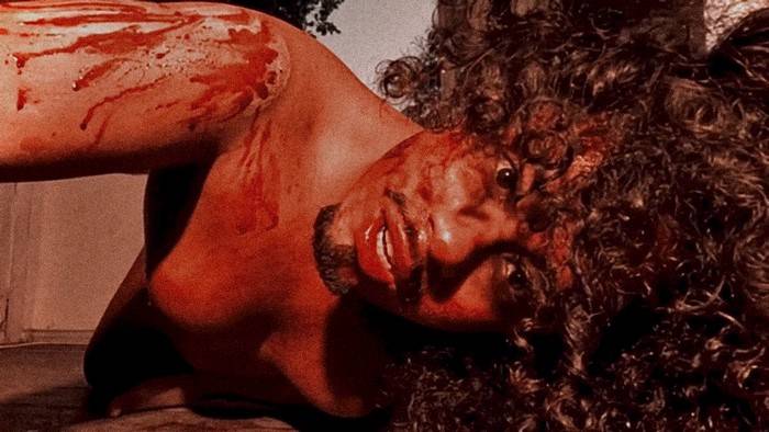 Cayo Real ressignifica a dor no resiliente e forte single "Com a Lírica"