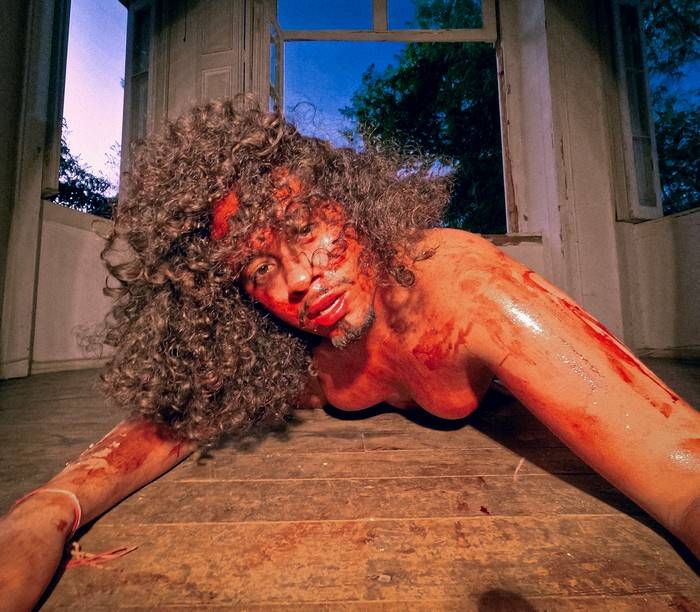 Cayo Real ressignifica a dor no resiliente e forte single “Com a Lírica”