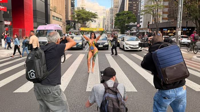 Avenida Paulista recebe ação das Musas do Brasileirão para divulgar concurso 2026