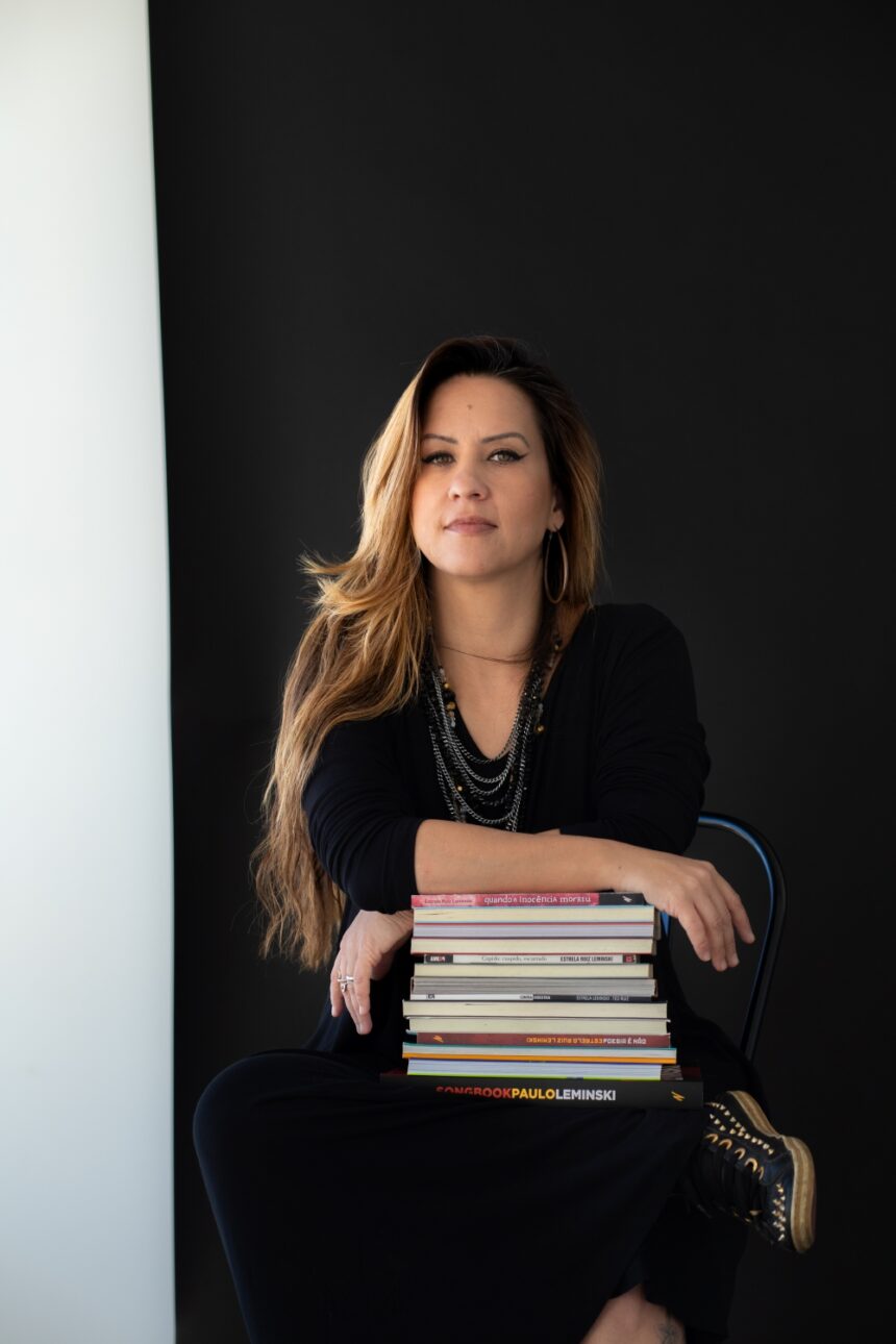 Estrela Ruiz Leminski lança livro em Brasília