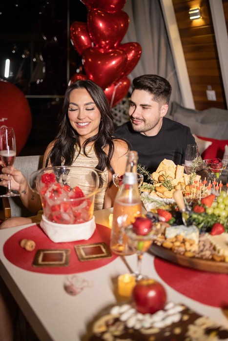 Suzi Sassaki e Lucas Souza assumem relacionamento após pedido romântico em Campos do Jordão