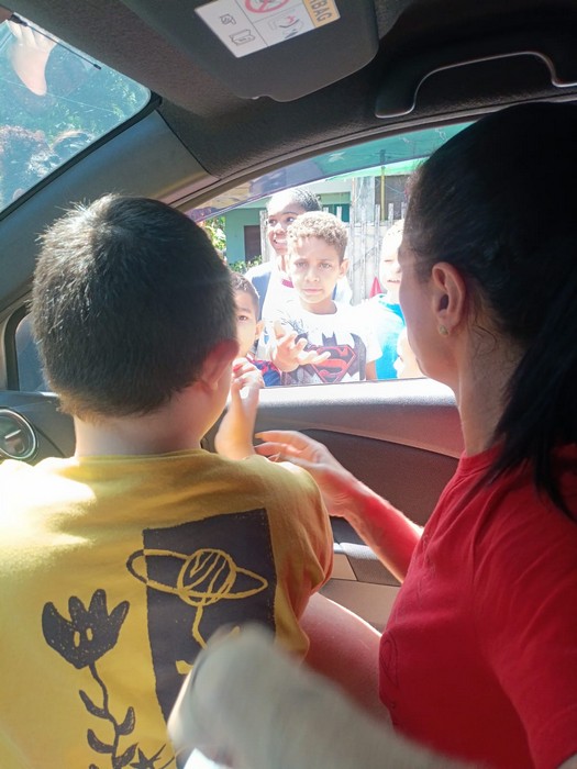 Musa do carnaval, Tatiana Breia celebra São Cosme e Damião distribuindo doces com o filho Gabriel Loiola