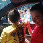 Musa do carnaval, Tatiana Breia celebra São Cosme e Damião distribuindo doces com o filho Gabriel Loiola