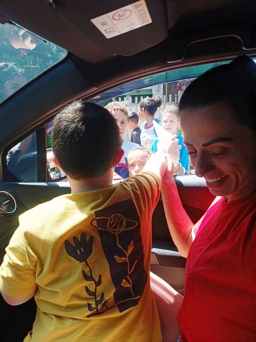 Musa do carnaval, Tatiana Breia celebra São Cosme e Damião distribuindo doces com o filho Gabriel Loiola