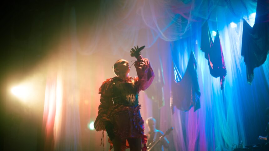 Viridiana fecha ciclo com versão ao vivo de “Pérolas de Plástico”