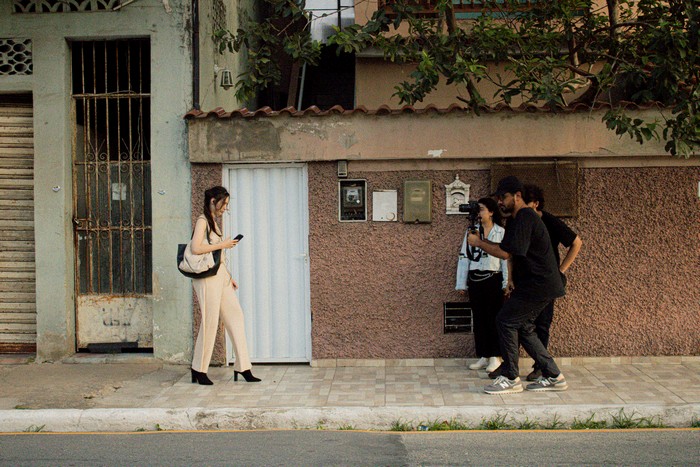 “Escuta Ativa”, protagonizado por Luísa Locher, aborda a deficiência auditiva com sensibilidade e empatia