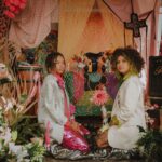 ÀIYÉ lança clipe “Cores de Oxum” unindo casamento trans, IA, psicodelia latino-americana e o amor como resistência