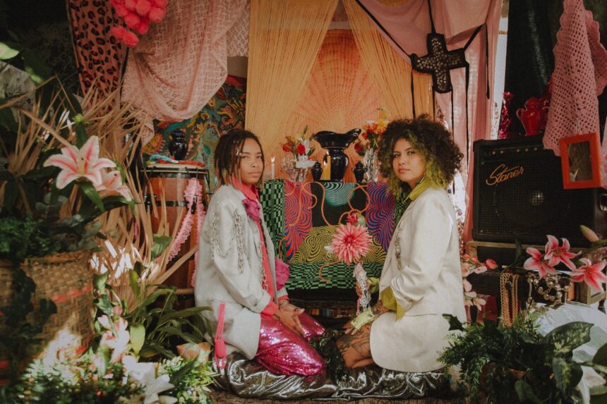 ÀIYÉ lança clipe “Cores de Oxum” unindo casamento trans, IA, psicodelia latino-americana e o amor como resistência